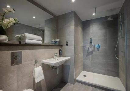 Clayton Chiswick - 30