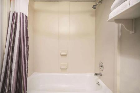La Quinta Inn by Wyndham Miami Airport North - 24
