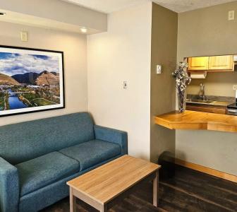 Days Inn and Suites by Wyndham Downtown-University - 33
