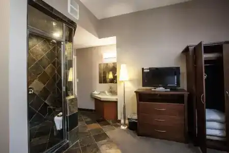Days Inn & Suites by Wyndham - 27