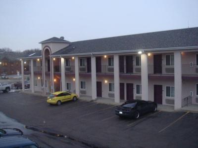 Townhouse Inn & Suites - 6