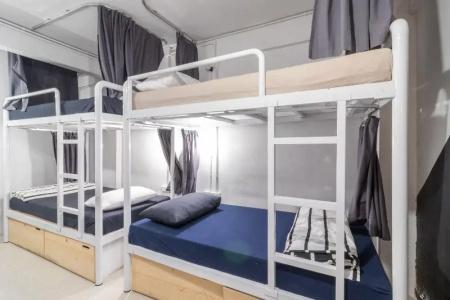 Beige Poshtels + Netflix - 40