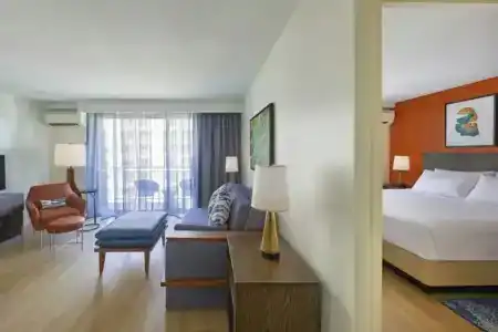 Courtyard by Marriott Waikiki Beach - 80