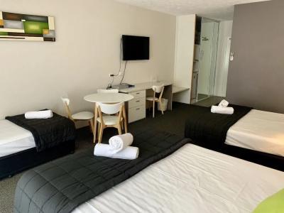 Outrigger Burleigh - 61