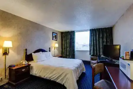 University and Suites - 10