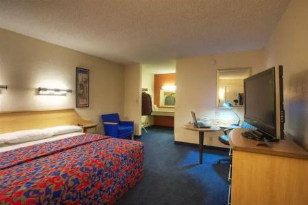 Fairfield Inn and Suites by Marriott Airport - 17