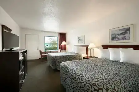 Days Inn by Wyndham/Central - 19