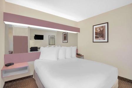 Erie Inn and Suites - 31