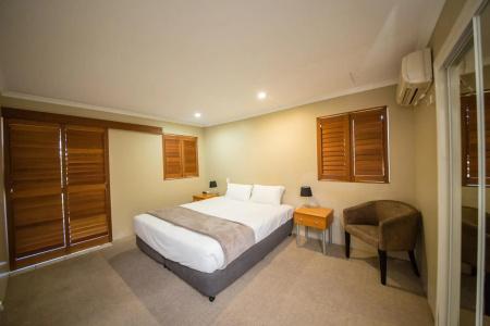 Cosmopolitan & Serviced Apartments - 2