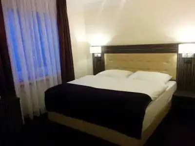 Famosa - 4