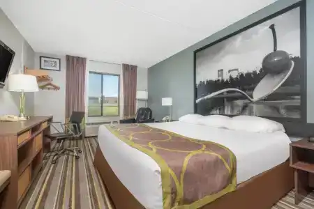 Super 8 by Wyndham/Airport - 21