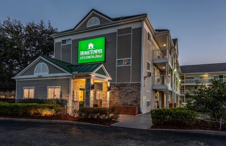 HomeTowne Studios by Red Roof Orlando South - 17