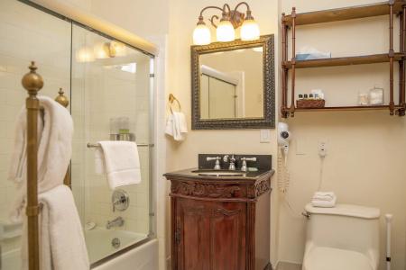 Washington Square Inn - 121