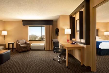 DoubleTree by Hilton Airport - 45