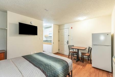 HomeTowne Studios by Red Roof Orlando - Casselberry - 17