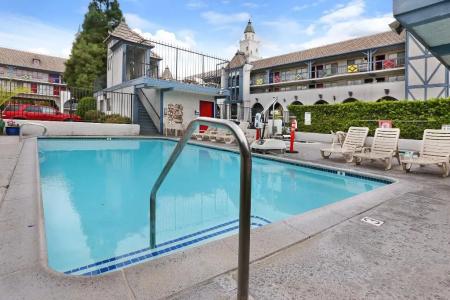 Castle Inn and Suites Anaheim - 12