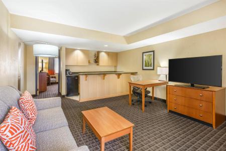 Best Western Plus Thunderbird Suites - 77