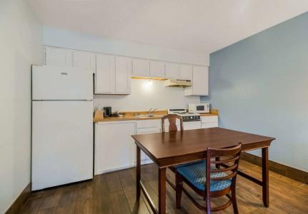 Econo Inn & Suites - 31