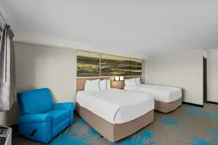 Days Inn & Suites by Wyndham Airport - 5