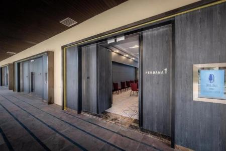 DoubleTree by Hilton Lakeside - 14
