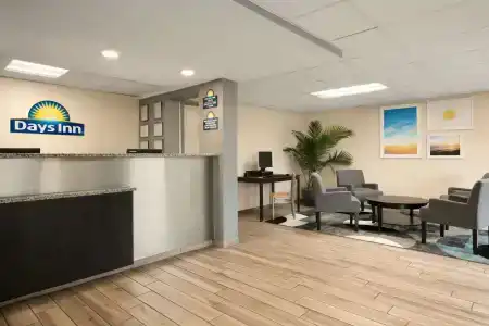 Days Inn by Wyndham/Central - 1