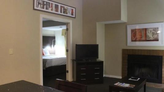 Hawthorn Suites East - 97