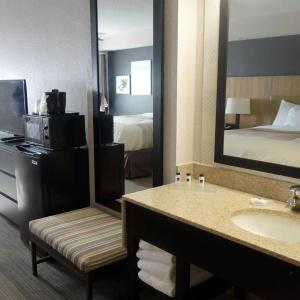 Country Inn & Suites by Radisson, South, TN - 40