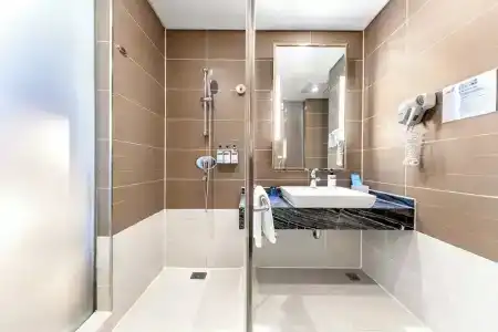 Holiday Inn Express Chongqing Guanyinqiao , an IHG - 88