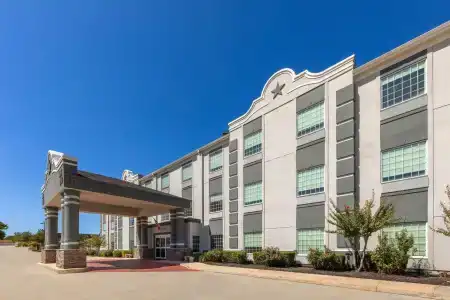 Super 8 by Wyndham San Antonio/Alamodome Area - 20
