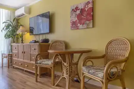 Tropical Studios At Marine Surf Waikiki - Free Parking - Best Location - Full Kitchen - Swimming Pool - 84