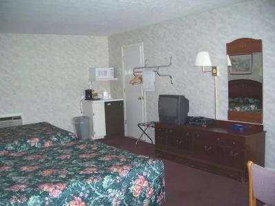 Castlewood Inn - 3