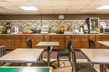 Econo Inn and Suites - 13