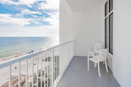 Hampton Inn & Suites Beach-Beachfront - 23