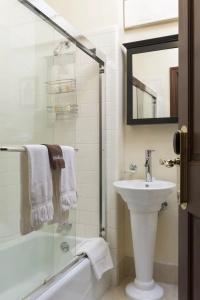 Washington Square Inn - 7