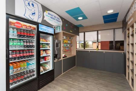 Days Inn by Wyndham Orlando Near Millenia Mall - 11