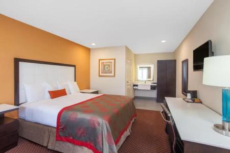 Ramada by Wyndham Culver City - 24