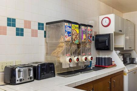 Econo Inn & Suites - 30