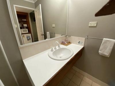 Cosmopolitan & Serviced Apartments - 8