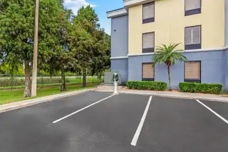 Days Inn & Suites by Wyndham - 0