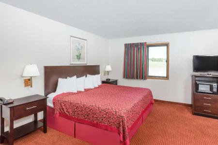 Days Inn & Suites by Wyndham Airport - 22