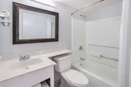 Days Inn & Suites by Wyndham Colonial - 8