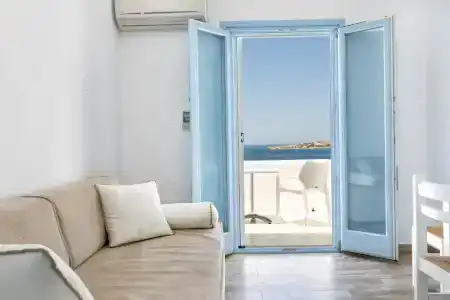 Stratos & Studios - 206