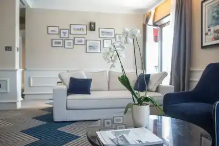 Boutique La Roche - 85