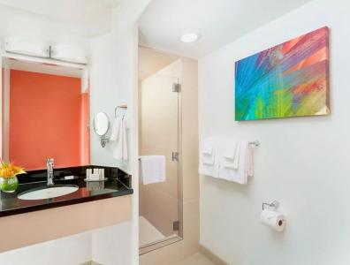 Courtyard by Marriott Waikiki Beach - 16