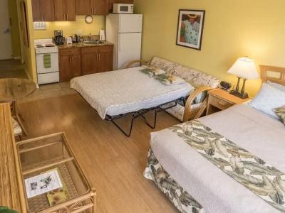 Tropical Studios At Marine Surf Waikiki - Free Parking - Best Location - Full Kitchen - Swimming Pool - 182