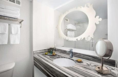 DoubleTree by Hilton - 35