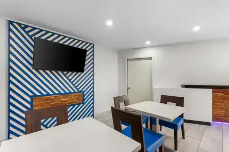 Days Inn by Wyndham Indianapolis East Post Road - 2