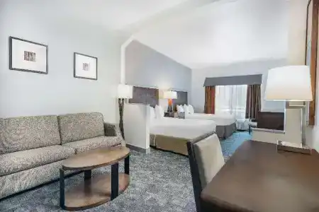 Ramada by Wyndham - 35
