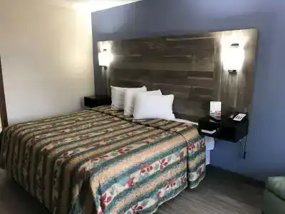 Days Inn by Wyndham North - 23
