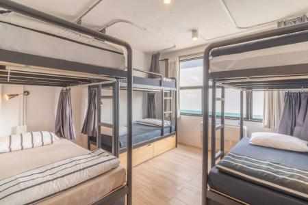 Beige Poshtels + Netflix - 32